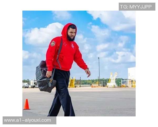 客场应战东部第2！火箭队登机照曝光，3核带队，范弗里特随队出征